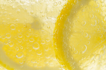 炭酸水の中のスライスされたレモン