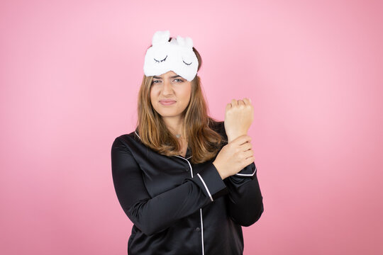 Young Caucasian Woman Wearing Sleep Mask And Pajamas Over Isolated Pink Background Suffering Pain On Hands And Fingers, Arthritis Inflammation