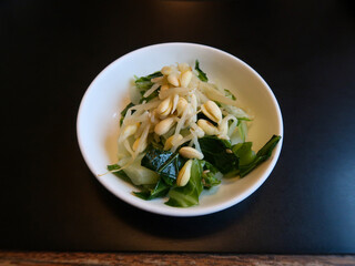 小皿に盛られたもやしのナムル