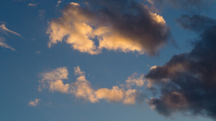 Beaux petits cumulus illumin&eacute;es en leur base par la lumi&egrave;re du soleil couchant