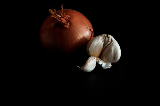 Bodeg&oacute;n con ajo y cebolla.