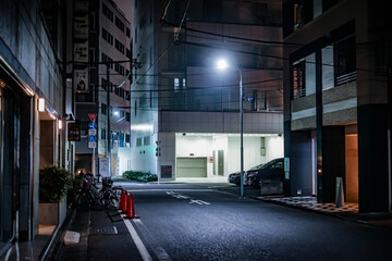 東京都中央区の路地裏夜景 - obrazy, fototapety, plakaty