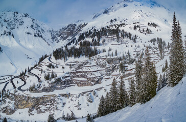 Fototapeta na wymiar Ski slope in ski area Arlberg