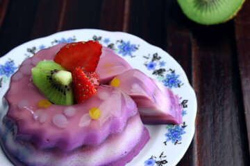 yummy delicious strawberry kiwi pudding 