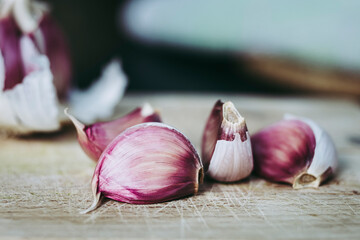 Gousses d'ail rose sur une planche en bois dans la cuisine