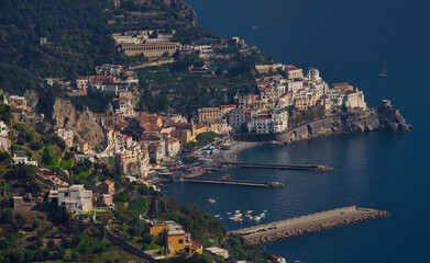 Blick auf die Stadt Amalfi und den Hafen