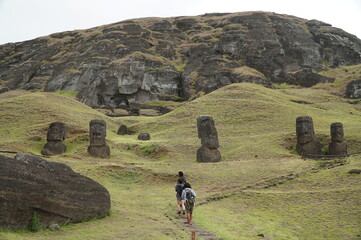 大地に埋まるモアイ像  / モアイ製造工場 イースター島