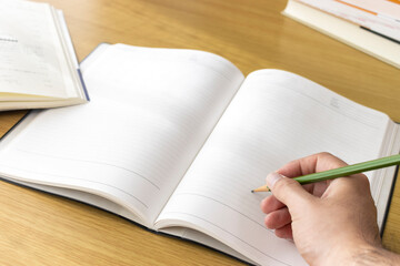 自宅で勉強する男の手