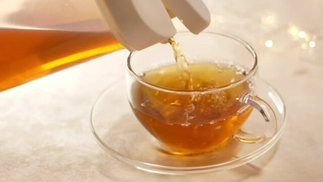 お茶(麦茶)をグラスに入れる。日本人がよく飲むお茶(麦茶)。水分補給、おうち時間、休憩時間。