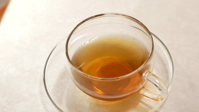 お茶(麦茶)をグラスに入れる。日本人がよく飲むお茶(麦茶)。水分補給、おうち時間、休憩時間。