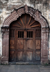 Fototapeta na wymiar Una puerta antigua de una iglesia