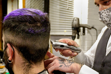 Cliente realizando un servicio de barbería y peluquería