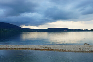 Dunkle Wolken über dem See, Bayern, Deutschland, Europa