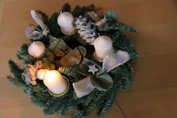 1. Advent - Die 1. Kerze brennt am Adventskranz