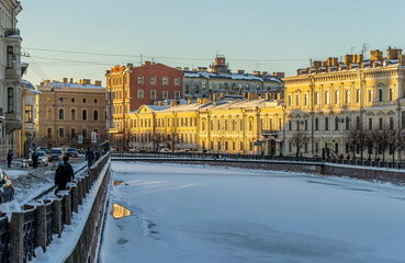 Fototapeta na wymiar Walk on a sunny winter evening in St. Petersburg.
