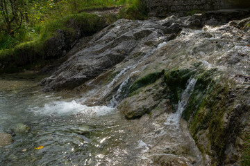 Naklejka na ściany i meble Wasserfall im Fluss Weissach, Kreuther Tal, Oberbayern, Bayern, Deutschland, Europa