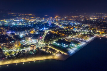 Fototapeta na wymiar White Tower square the night, in Thessaloniki, Greece
