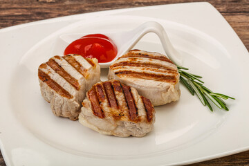 Grilled pork medallion with sauce