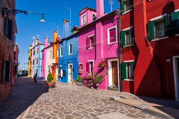 Fototapeta na wymiar farbenprächtige Häuser in Burano