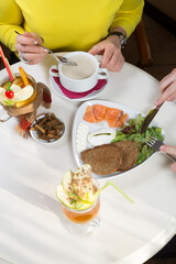 People eating lunch at a cafe