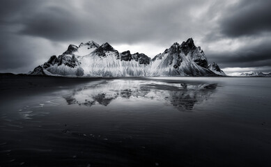El hielo lo rodeaba todo en Stokksnes, la monta&ntilde;a m&aacute;gica del este de islandia