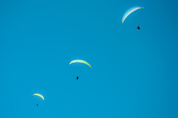 Parapente paracaidismo en el cielo volando con amigos deporte extremo