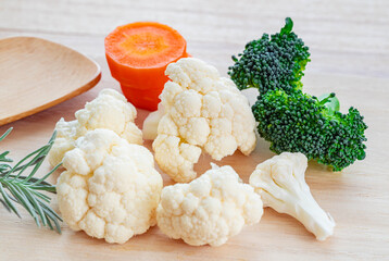 生のカリフラワーとブロッコリーとニンジン