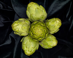 Ramo de flores con alcachofas