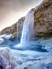 cascada helada en Islandia 