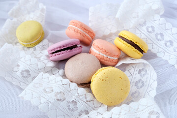 разноцветные макаронс на светлом фоне