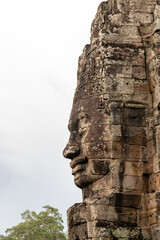 Fototapeta na wymiar Visage de Bouddha de profil, temple Bayon à Angkor, Cambodge 