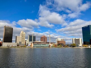 Naklejka premium Toledo city skyline along Maumee river
