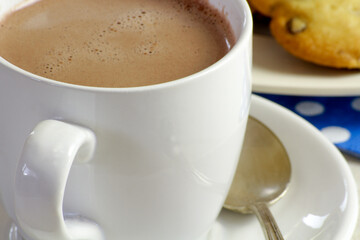 tasse de chocolat chaud et biscuits sur une table