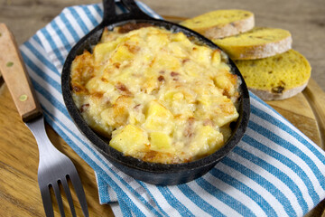 tartiflette au reblochon sur une table