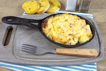 tartiflette au reblochon sur une table