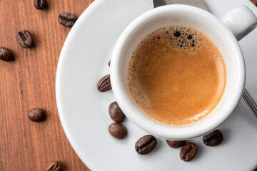 Tazzina di caffè espresso su tavolo in legno 