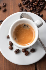 Tazzina di caffè espresso su tavolo in legno 