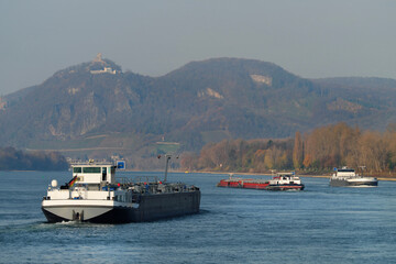 Binnenschiffe auf dem Rhein bei Unkel mit Blick auf das Siebengebirge im Herbst - Stockfoto