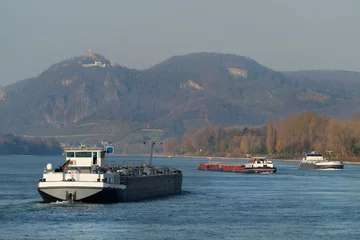 Deurstickers Binnenschiffe auf dem Rhein bei Unkel mit Blick auf das Siebengebirge im Herbst - Stockfoto © Westwind