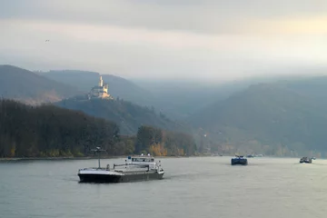 Deurstickers Binnenschifffahrt auf dem Rhein in Rheinland-Pfalz bei diesigem Wetter im Herbst, Gütermotorschiffe bei Braubach mit der Marksburg - Stockfoto © Westwind