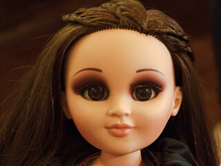 Muñeca de cabello oscuro maquillada