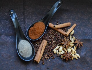 Epices poivre cannelle cardamome