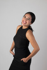 mujer joven sonriendo en vestido negro a color
