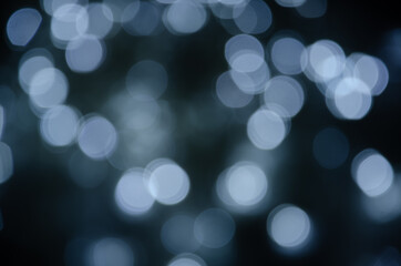 Obraz premium Abstract pattern of bokeh garland lights on a dark background