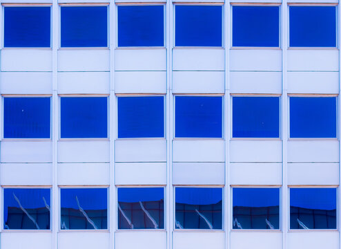 Pared de edificio de oficinas con ventanas azules.