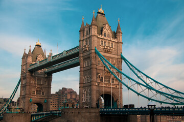 Fototapeta na wymiar Tower Bridge de Londres al atardecer