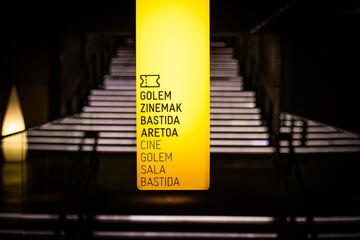 Poste iluminado de un cine en euskera.