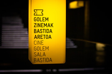 Poste iluminado de un cine en euskera.
