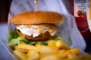 Hamburguesa vegetariana con patatas fritas.
