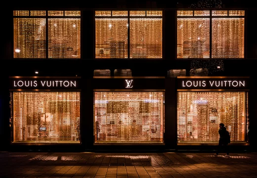 Vienna, Austria: Louis Vuitton shop facade in the city center illuminated  in the night 스톡 사진